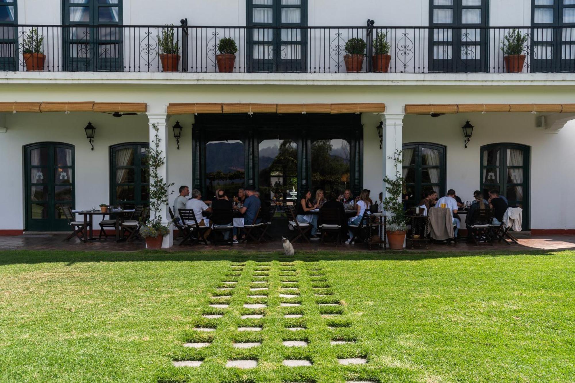 Patios De Hotel